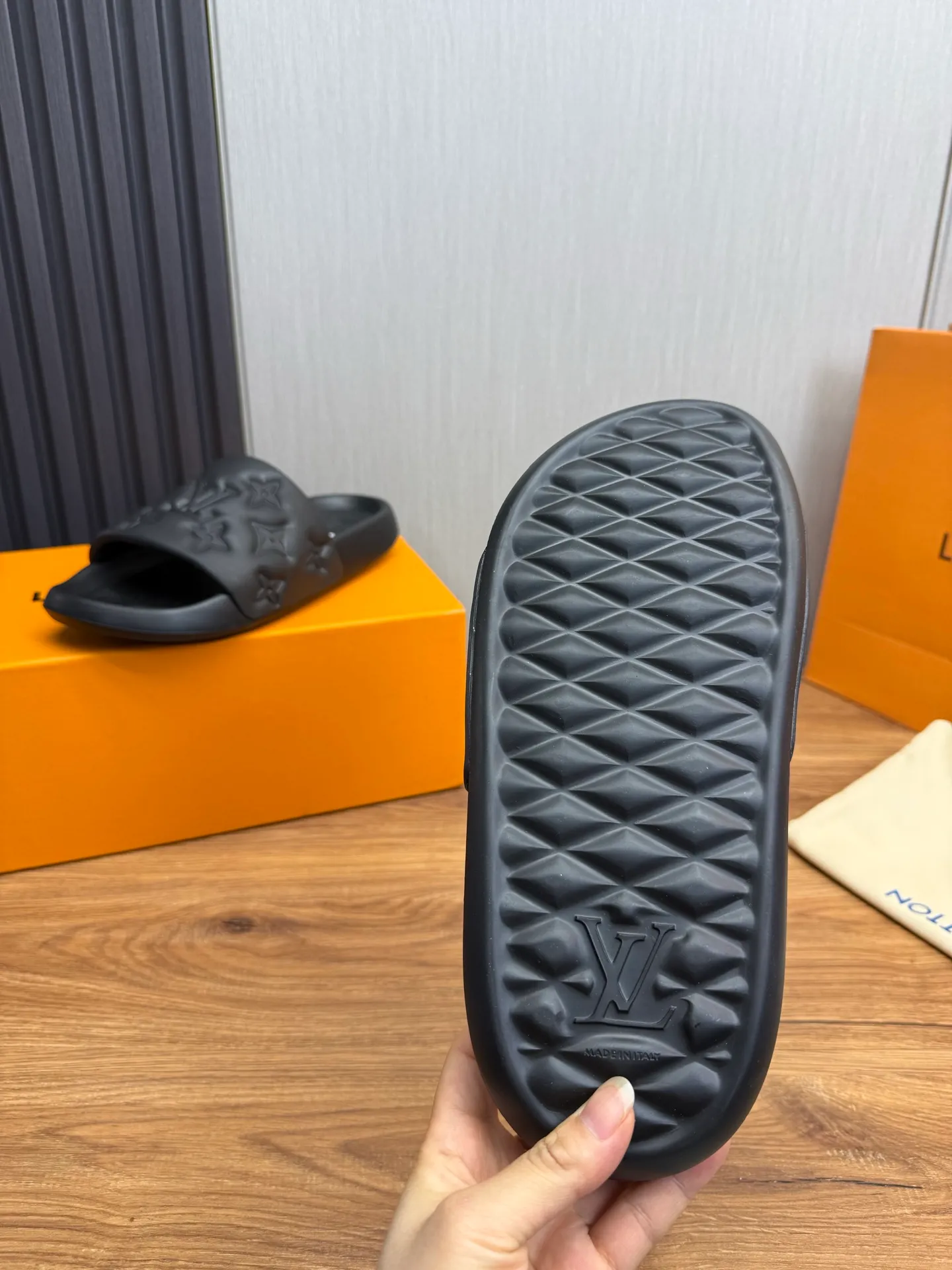 Men's shoes 💰260💰 ▪️LV's popular Little Red Book popular slippers hot sale: 1 shipment✅ Super textured and comfortable slippers, original TPU outsole. Authentic counter box drawer box packaging 🎁Size 38-45